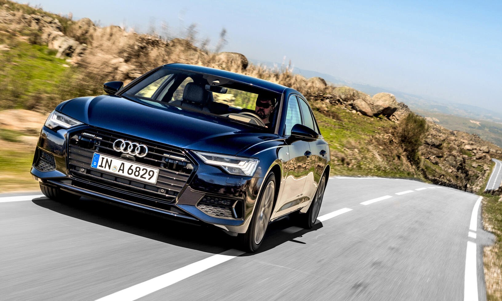 Karossen som är byggd av aluminium och stål, har ett luftmotstånd på blott cW 0,25.