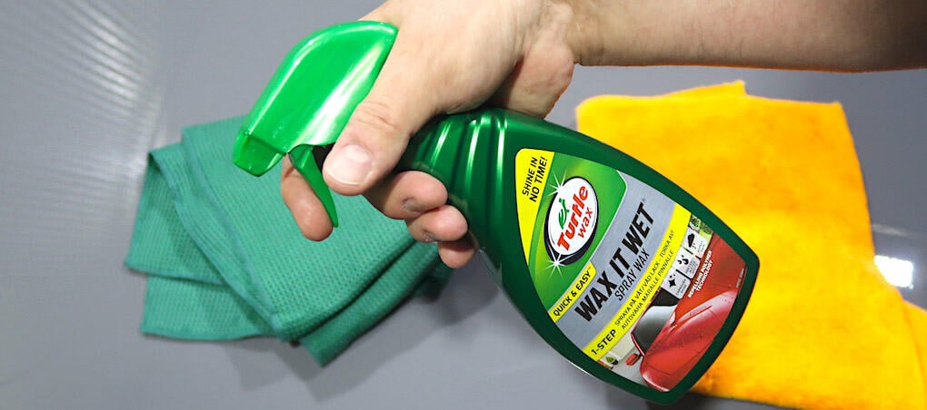 Turtle Wax Wax it Wet sprayas direkt på den våta lacken, torka rent – och sen är det klart.