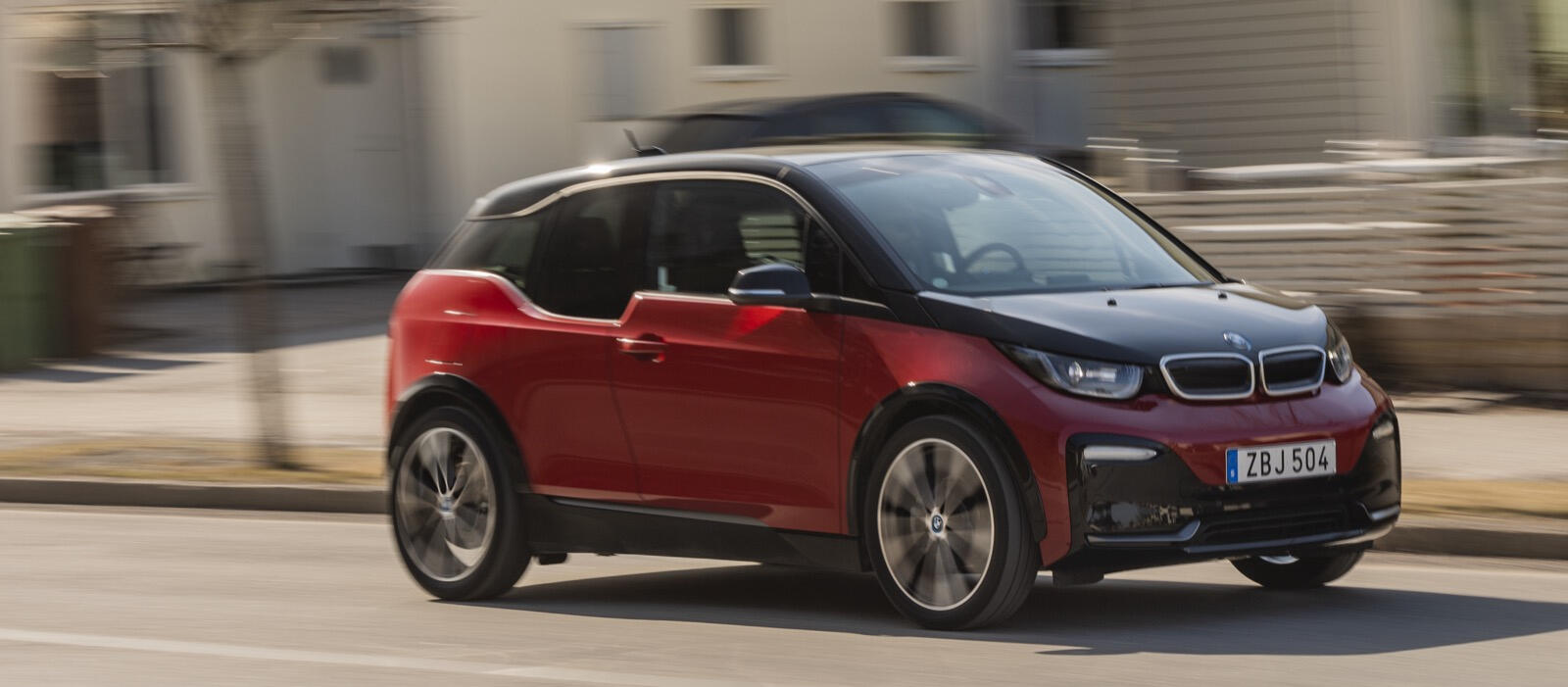 BMW I3 kör ned gatan (AI text)