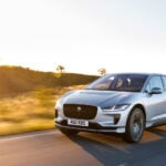 En Jaguar I Pace kör nedför en landsväg. (AI text)