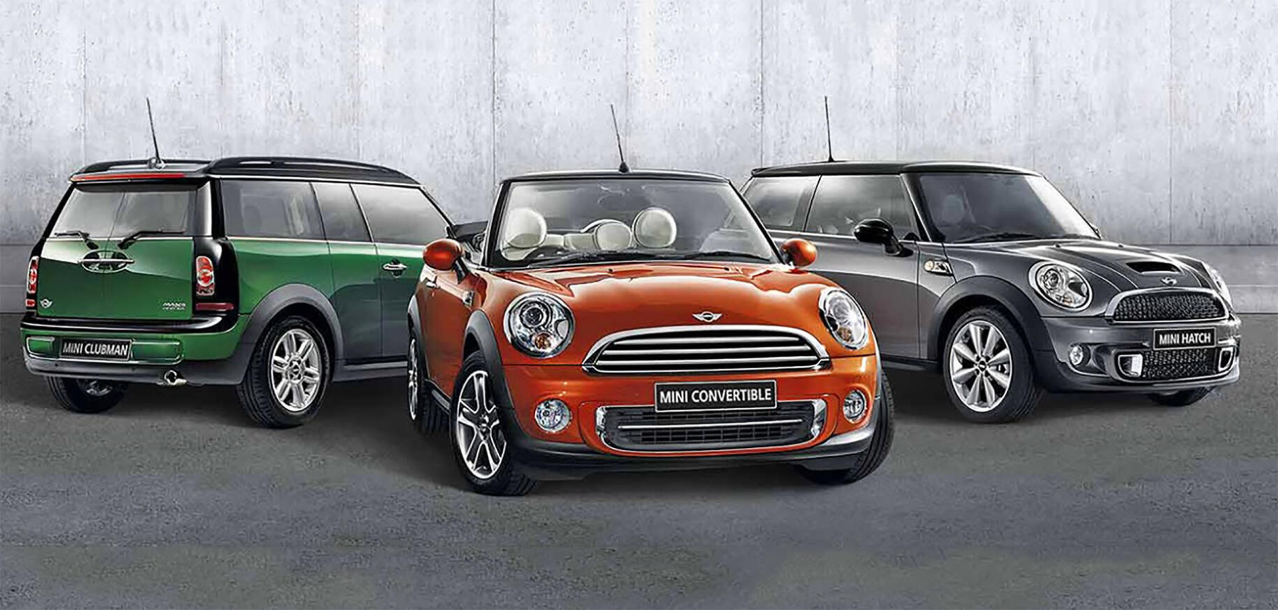 En grupp Mini Coopers parkerade framför ett byggnad. (AI text)