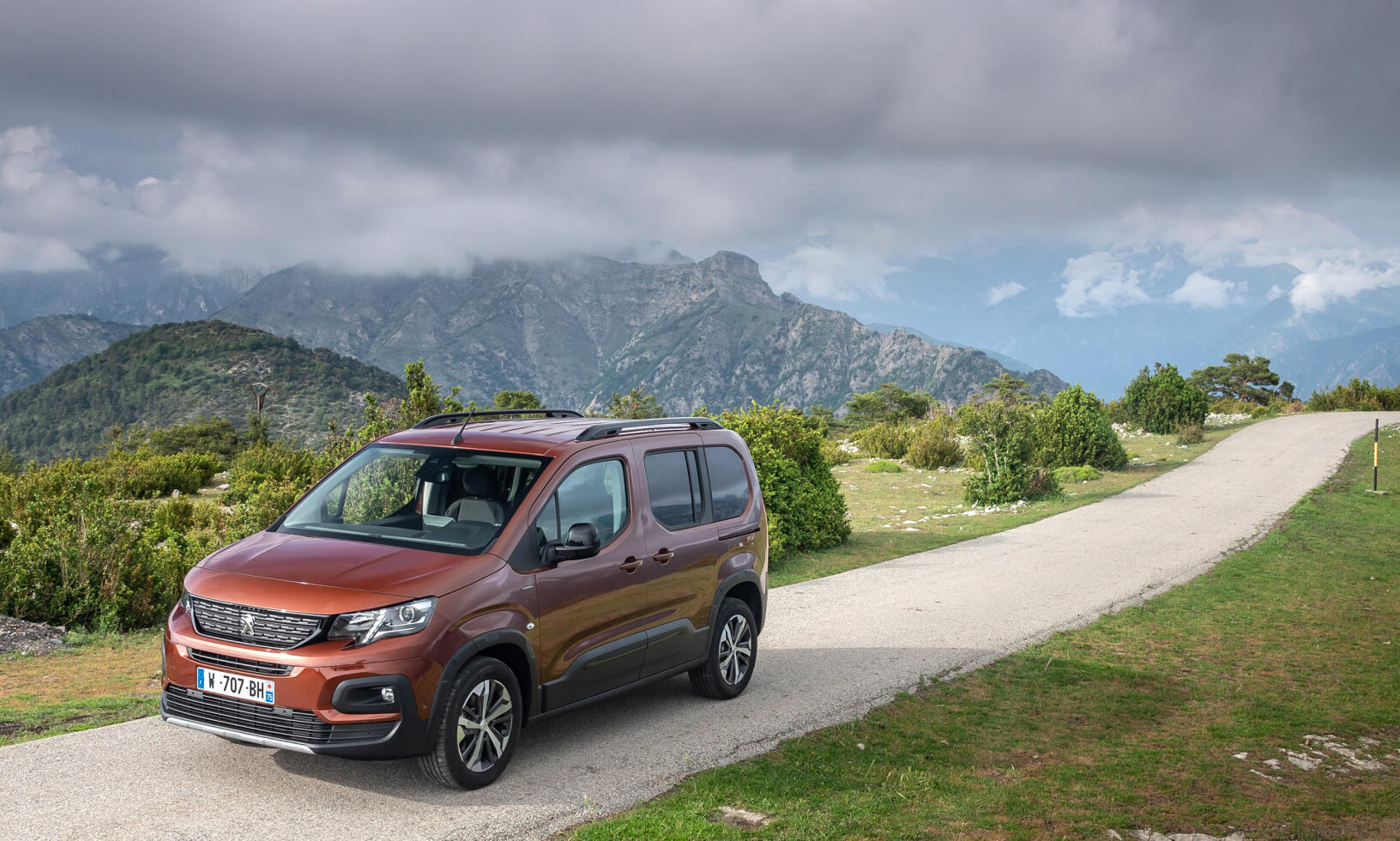 En person kör en bil längs en bergsväg. (AI text)