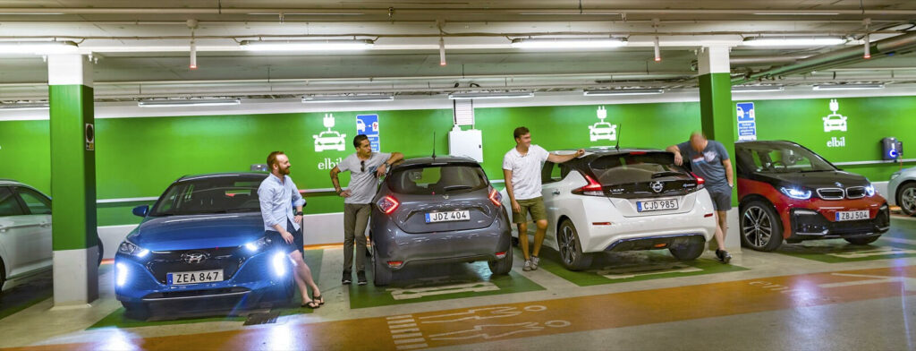 En bil är parkerad i en garage. (AI text)