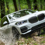 Ribborna i dubbelnjuren i matt aluminium, olackerade hjulhus och skyddsplåt under motorn – xLine-paketet andas skogsmulle!