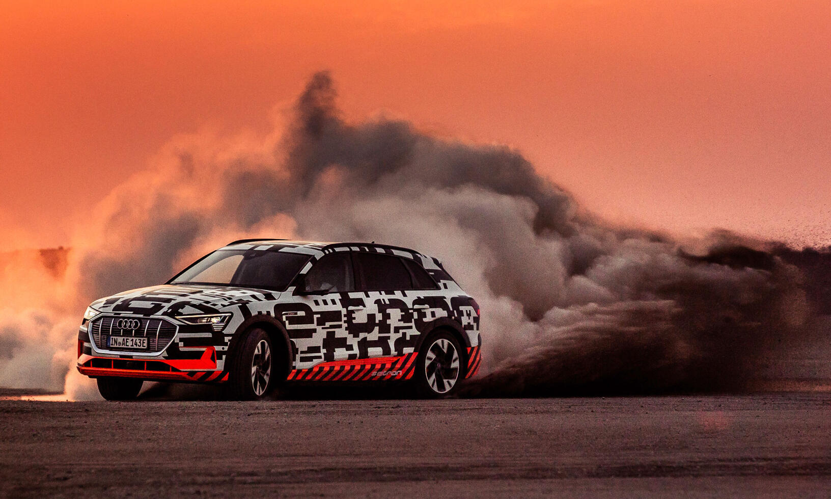 Audi Q7 krockar in i en mur av rök vid solnedgång. (AI text)