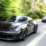 en grupp bilar kör nerför en väg (AI text)