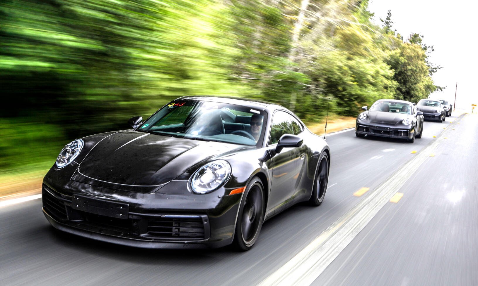 en grupp bilar kör nerför en väg (AI text)