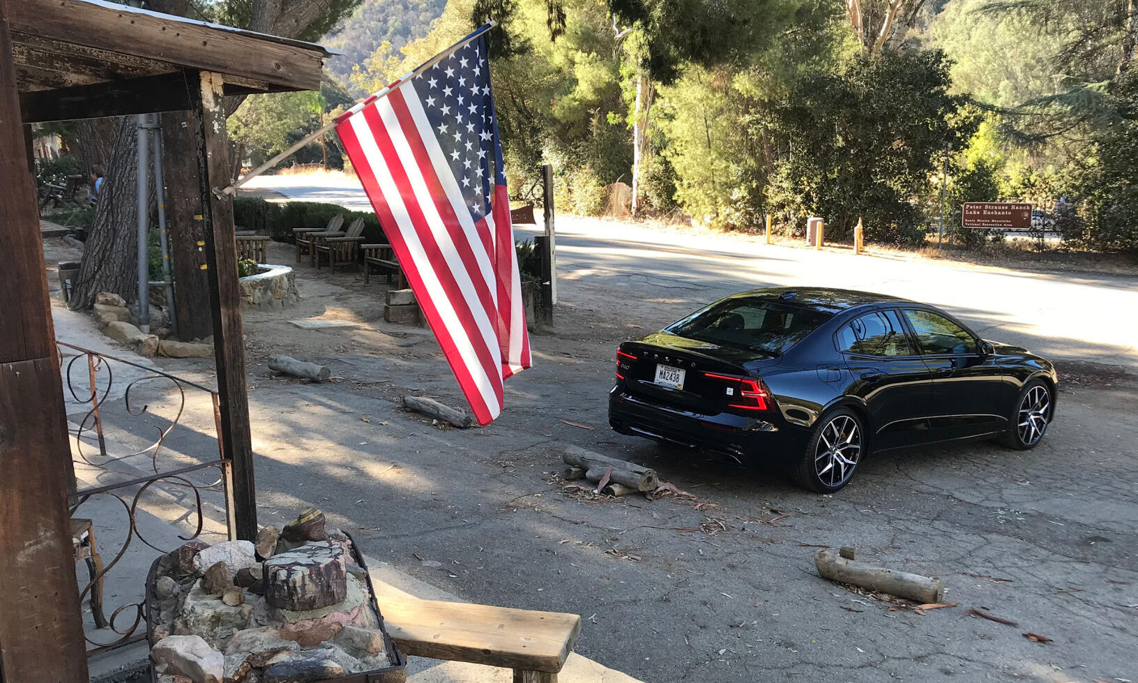 En bil parkerad i en parkeringsplats (AI text)