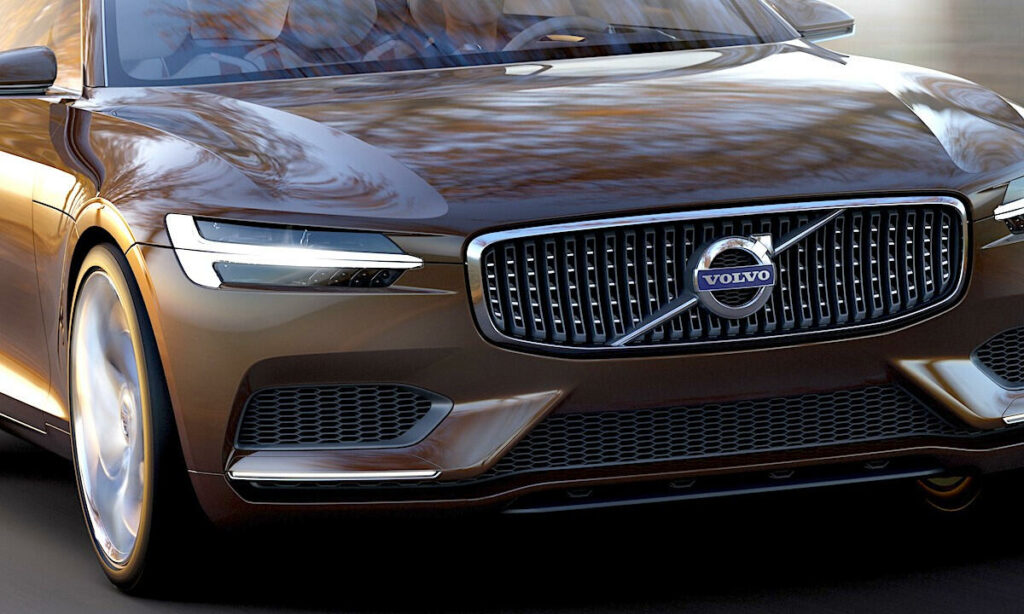 Volvo XC90-konceptbilen kör på en väg. (AI text)