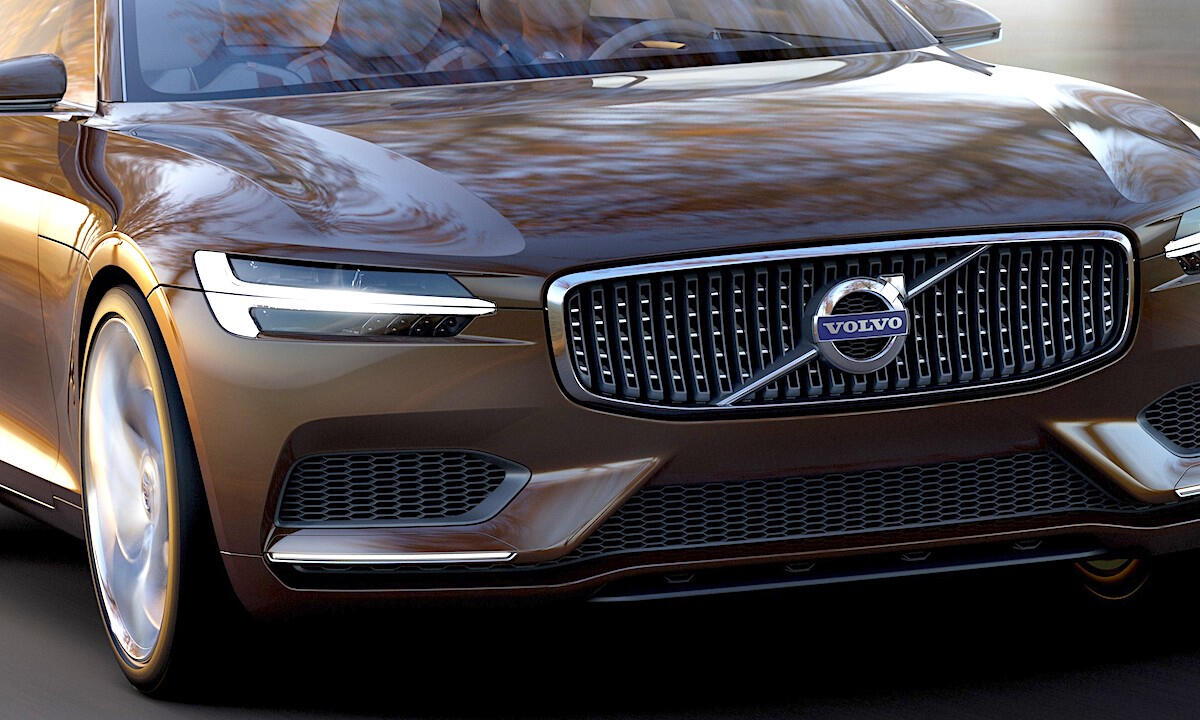 Volvo XC90-konceptbilen kör på en väg. (AI text)