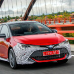 Trots att hela bilen visades i Paris sitter det förvirringsfolie på Corolla-prototypen. Adaptiva LED-strålkastare är standard på hybridversionerna.