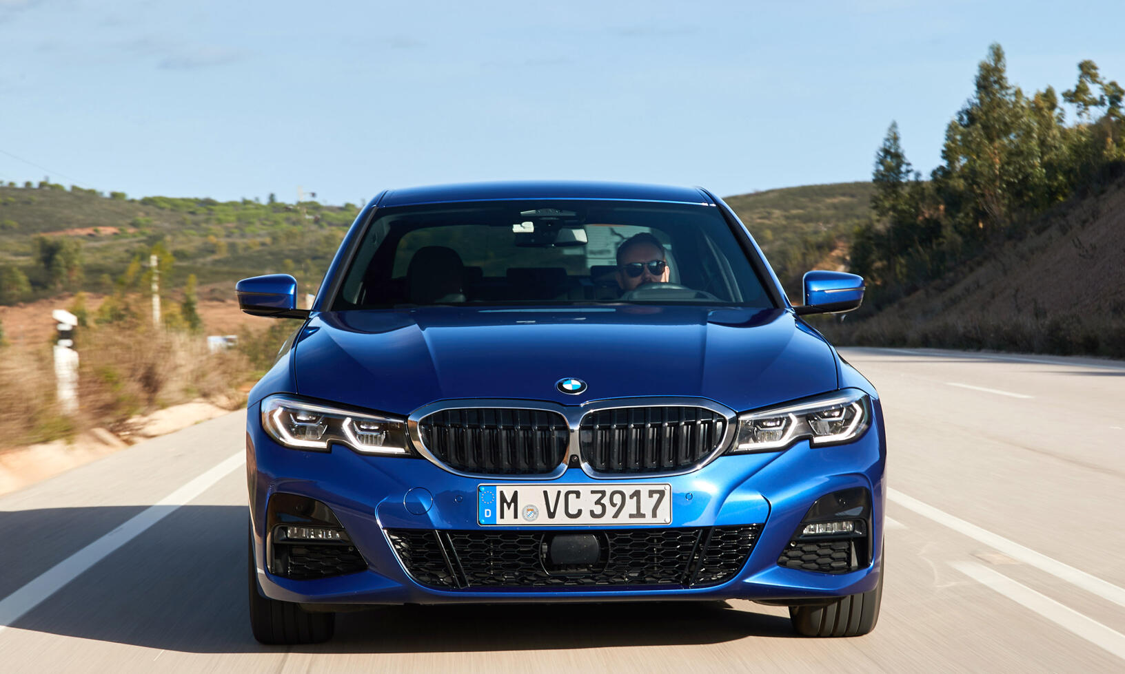 De klassiska njurarna i grillen har blivit större, liksom kromramen som nu även är i ett stycke. LED-strålkastare är standard.