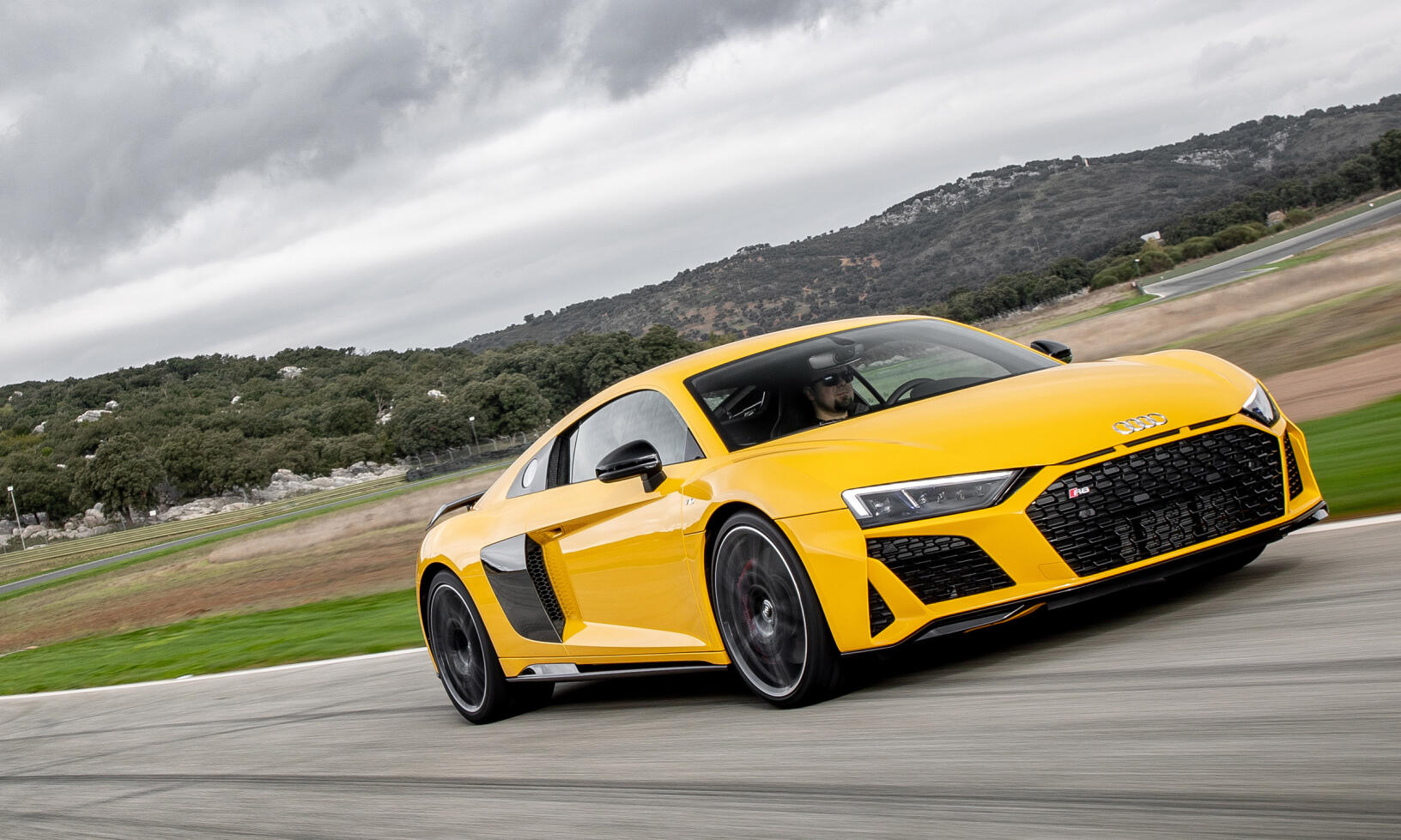 Audi R8 V10 Plus kör på en racerbana. (AI text)