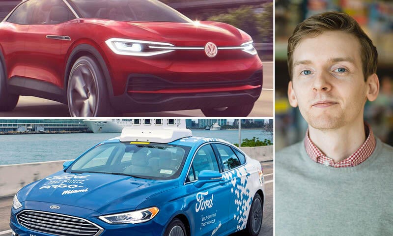 En man står bredvid en bil och en annan man står bredvid en annan bil. (AI text)