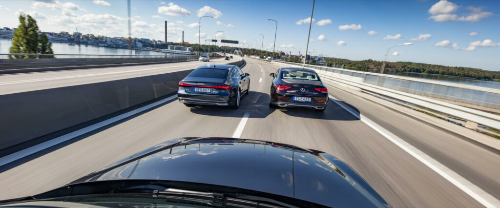 En bil kör på en motorväg. (AI text)