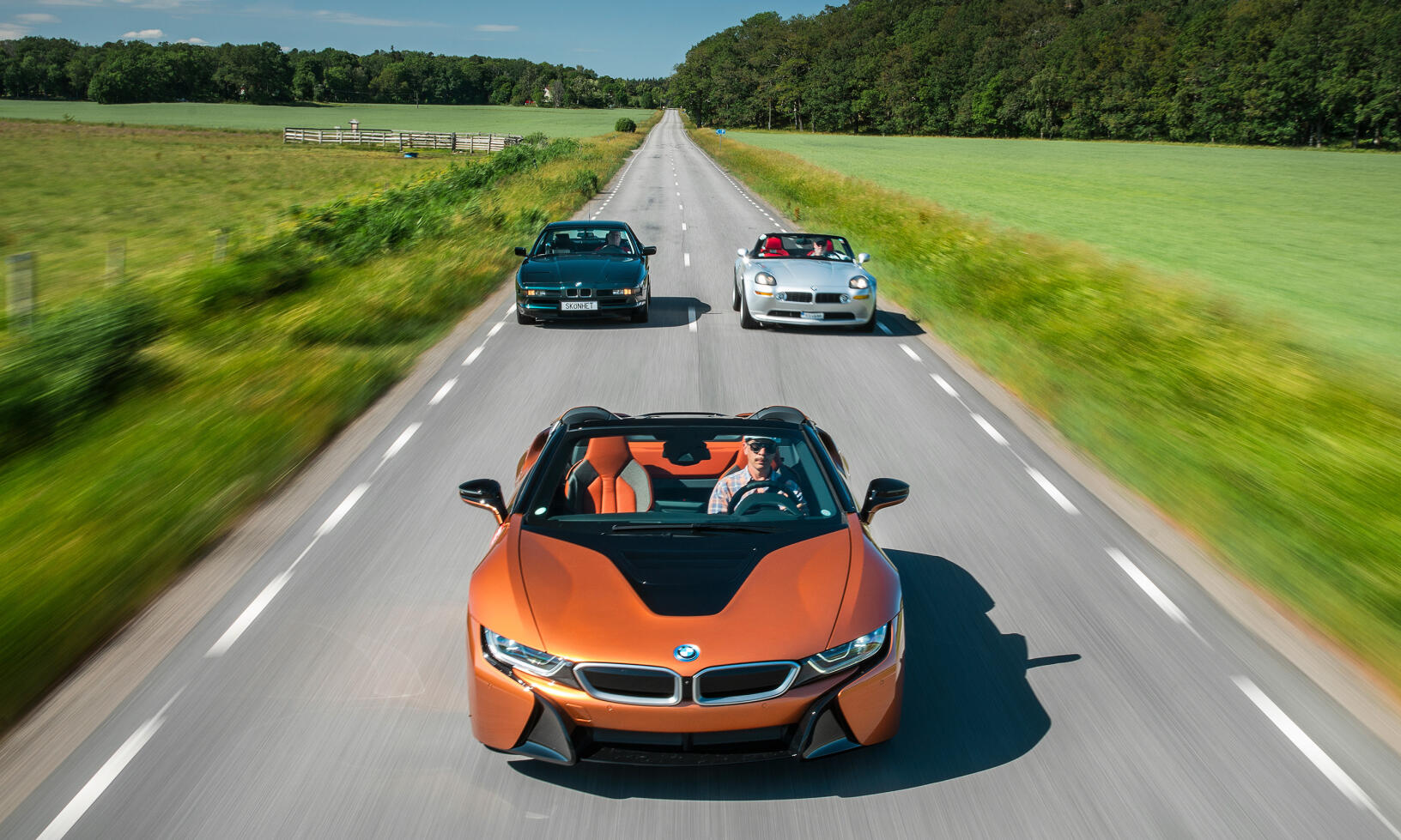BMW I8 Roadster kör genom en lantlig väg (AI text)