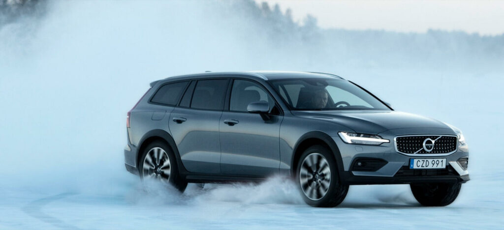 V60 CC har 55 procent vikt fram, mot 53 procent för V60 T8. Men CC har trots det bättre balans tack vare bättre fyrhjulsdrift.