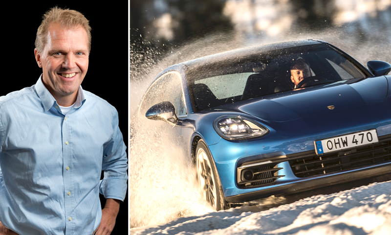 En man står bredvid en Porsche Panamera. (AI text)