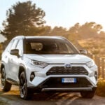 En 2019 Toyota RAV4 kör nerför en landsväg. (AI text)