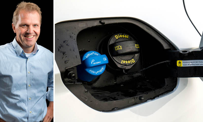 En man står bredvid en bil med en laddstation. (AI text)