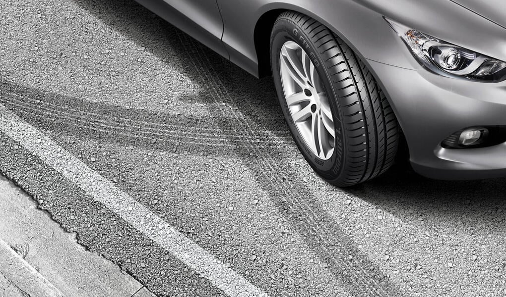 BMW X1 är parkerad på en gata. (AI text)