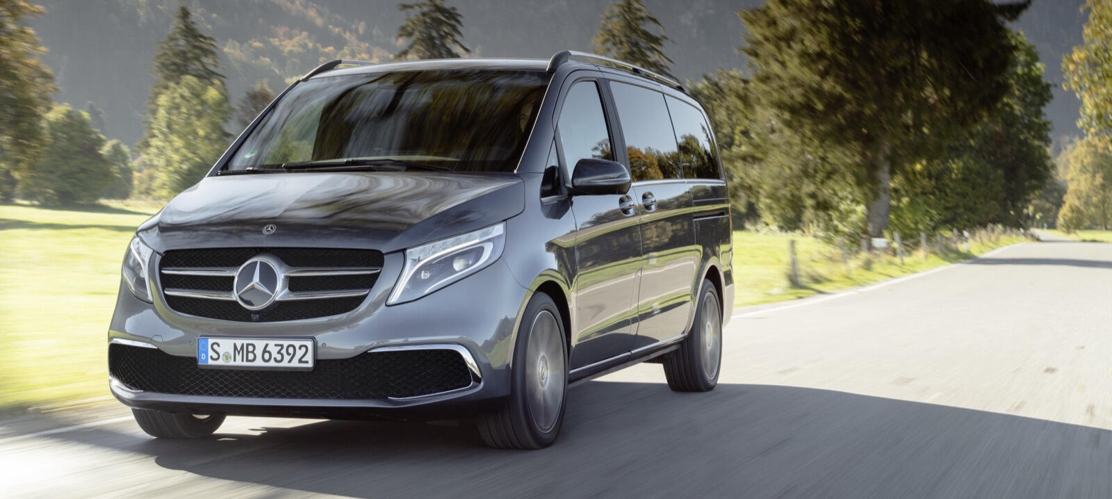 En Mercedes-Benz V-klass kör på en landsväg. (AI text)