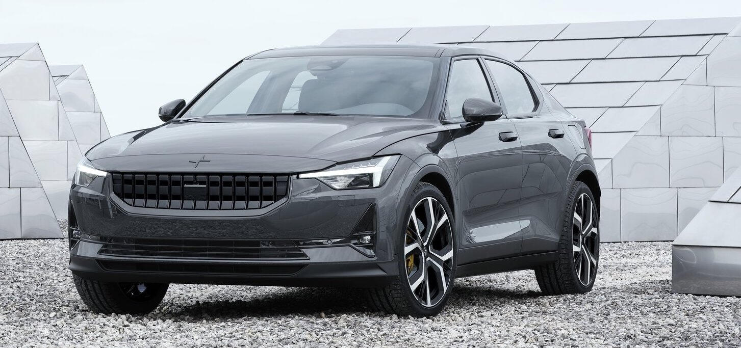 den nya Volvo XC90-terrängbilen parkerad framför ett byggnad (AI text)