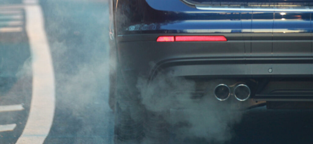 en bil med utluftning på vägen (AI text)