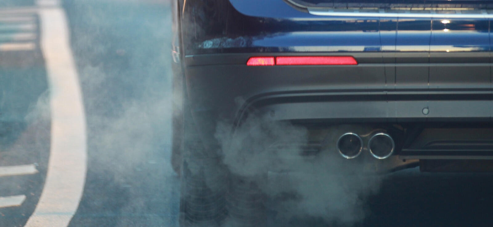 en bil med utluftning på vägen (AI text)