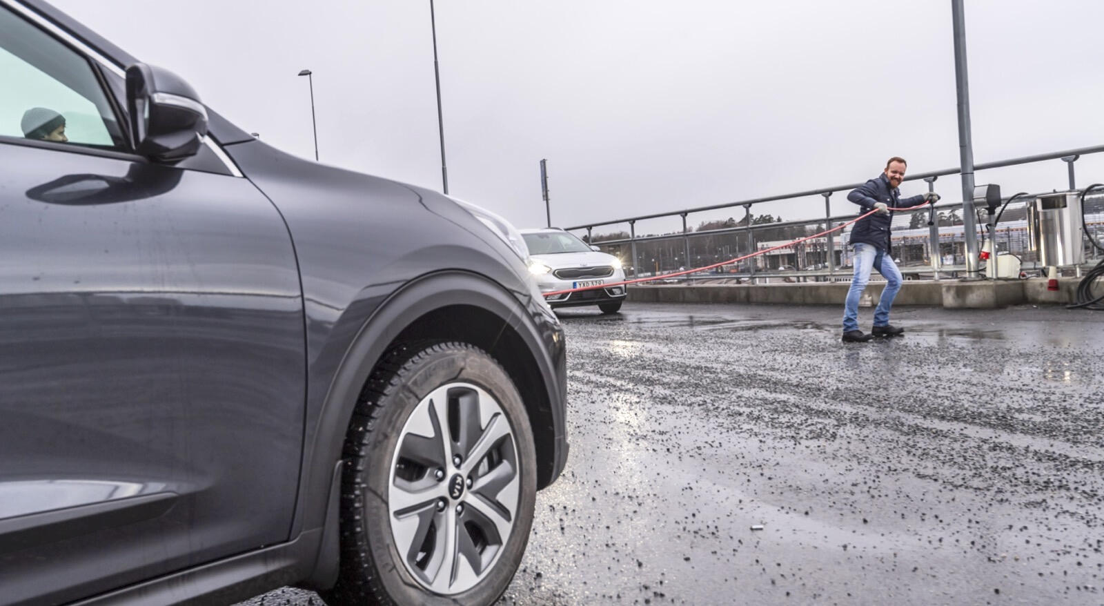 En bil står parkerad vid en väg. (AI text)