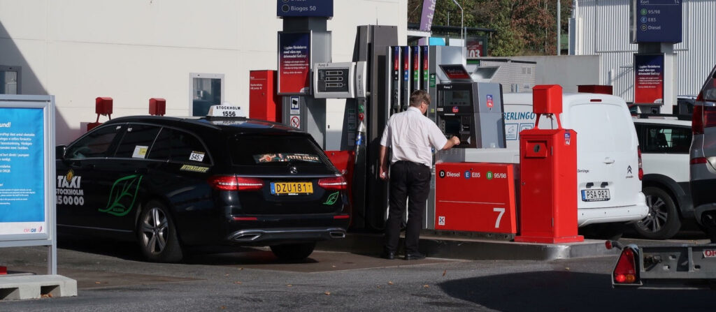 En bil står parkerad vid en bensinstation. (AI text)