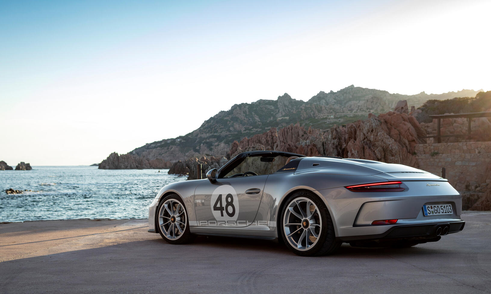 Porsche 911 TT parkerad på stranden (AI text)