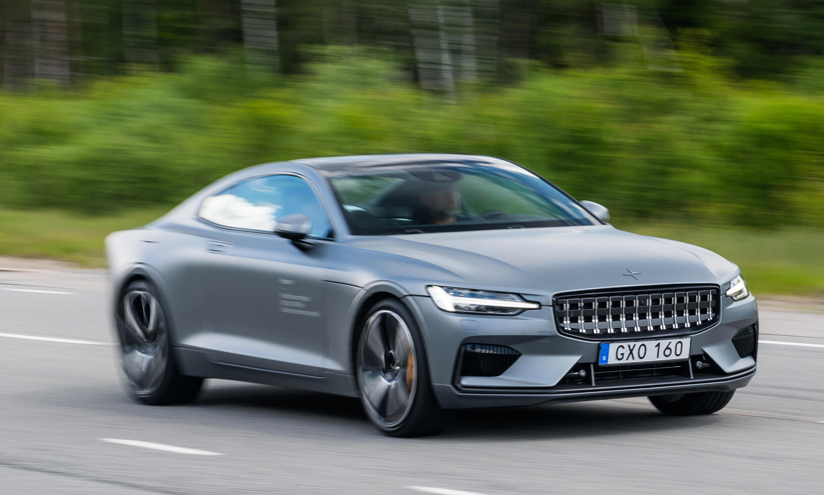 Volvo S90 Coupe kör längs vägen. (AI text)