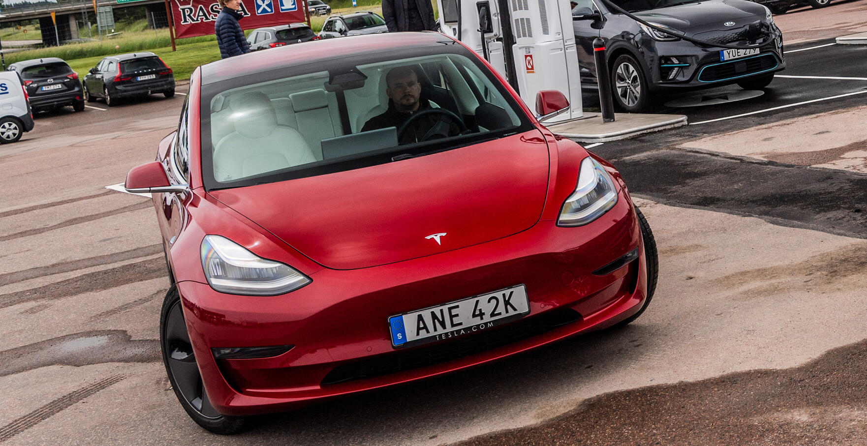 Även solen har fläckar. Tesla Model 3 bjuder på systemkollaps vid laddstationen.