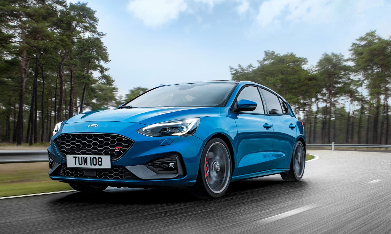 Körglädje deluxe. En fantastisk manuell låda möter adaptiva dämpare och en elektriskt styrd diff med torque vectoring. Motorn härstammar från gamla RS. Styrningen är ännu vassare än i Fiesta ST.