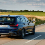 BMW X3 xDrive40d kör längs en landsväg (AI text)