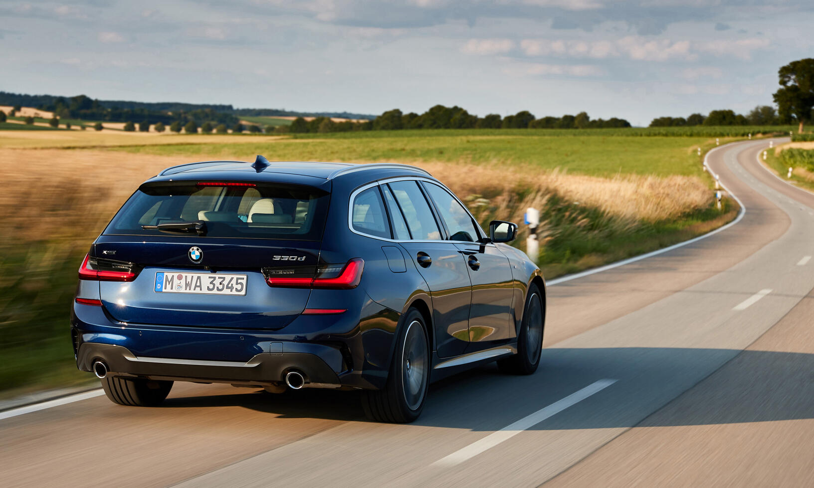 BMW X3 xDrive40d kör längs en landsväg (AI text)