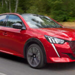 Bara några få optiska detaljer skiljer elbilen från sitt syskon med förbränningsmotor.