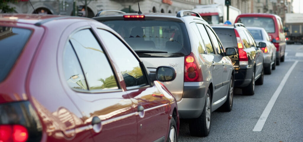 En bil står parkerad i en parkeringsplats. (AI text)