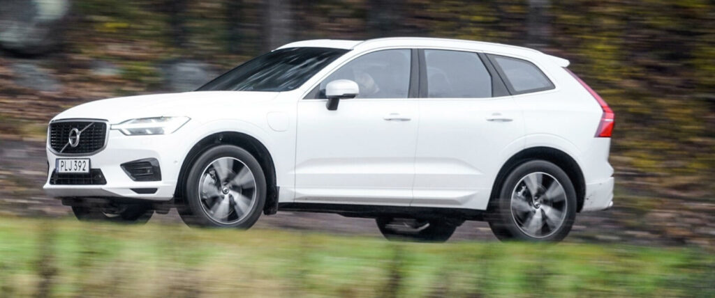 Volvo XC90-fordonet kör nedför en landsväg. (AI text)