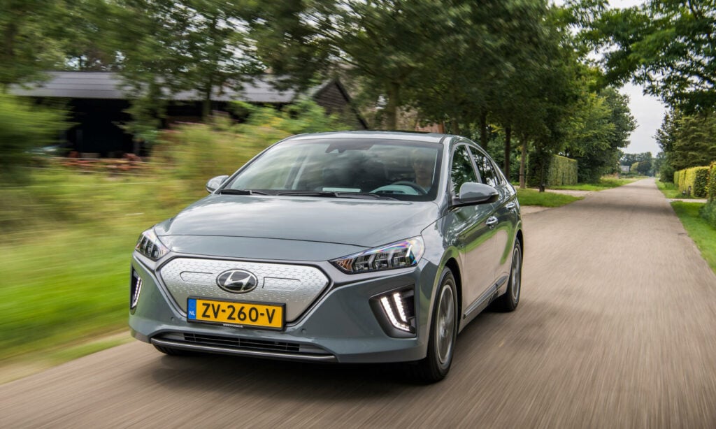 Ioniq ser sportig ut men skenet bedrar, den är lika sävlig som förut.