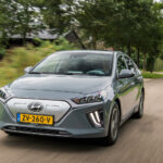 Ioniq ser sportig ut men skenet bedrar, den är lika sävlig som förut.