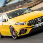 Mercedes A45 AMG kör på en racerbana. (AI text)