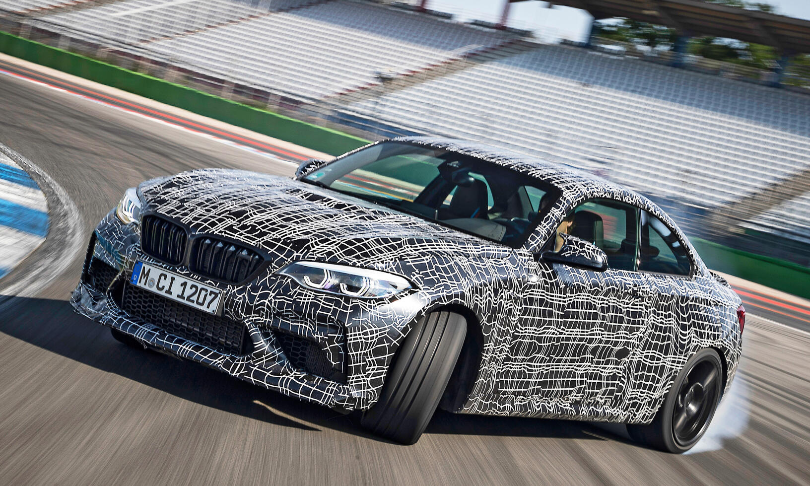 BMW M2 kör på en bana (AI text)