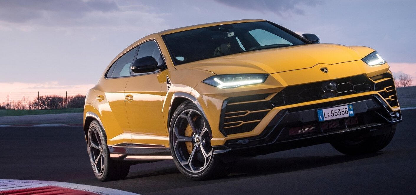 Lamborghini Urus kör på en racerbana. (AI text)