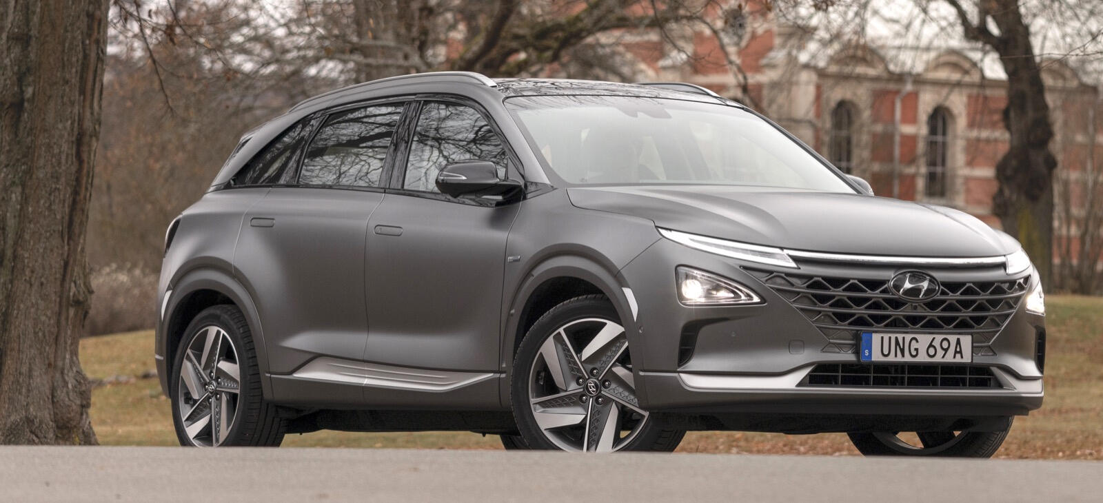 En Hyundai Elantra EV parkerad på en gata. (AI text)