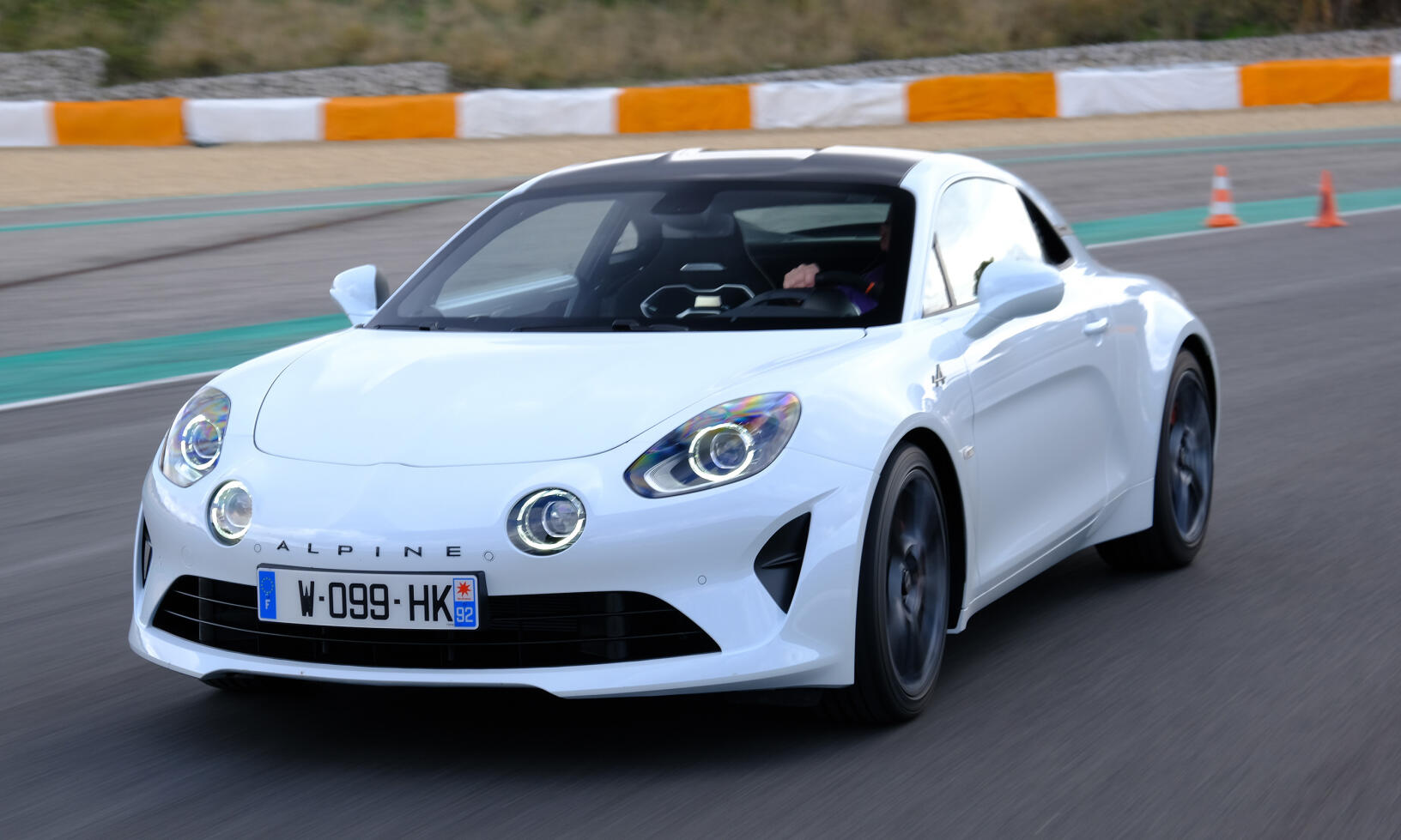 A110 S har en ytterst finkänslig styrning, men högre effekt och ett betydligt högre gränsområde än A110. Trots allt kan man fortfarande njuta av modellens lekfullhet!