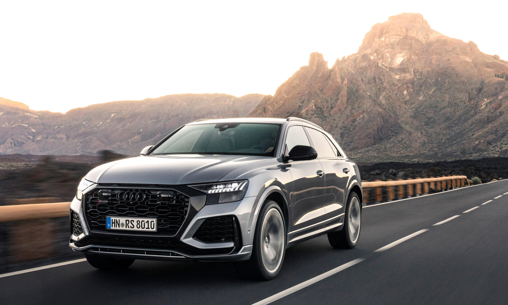 En Audi Q7 kör på en bergig väg. (AI text)