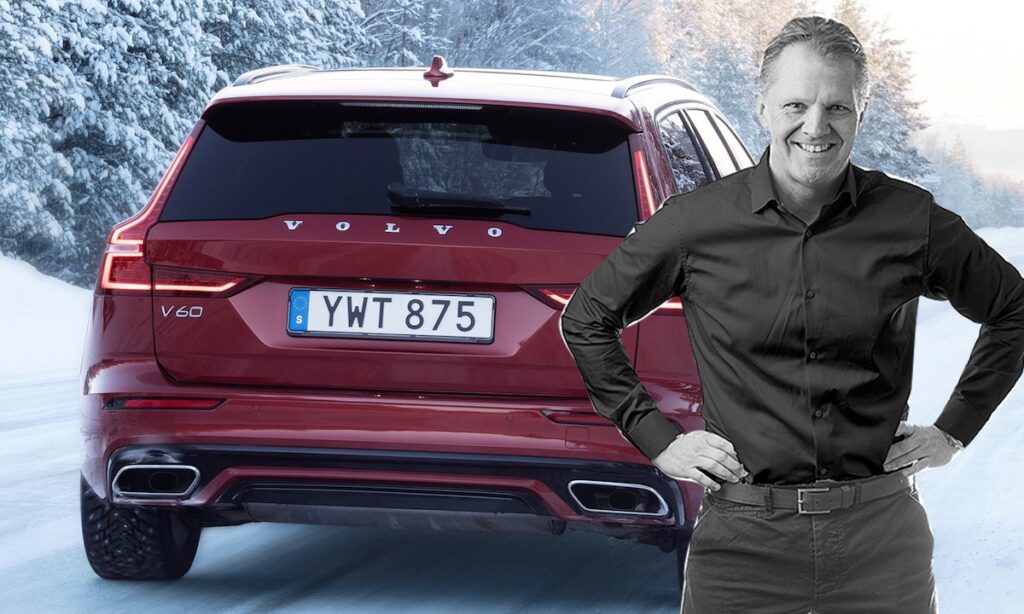 En man står bredvid en bil i snön. (AI text)