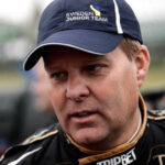 en racer i svart hatt (AI text)